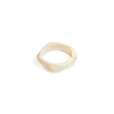 Melkwitte marbe gedraaide bangle armband
