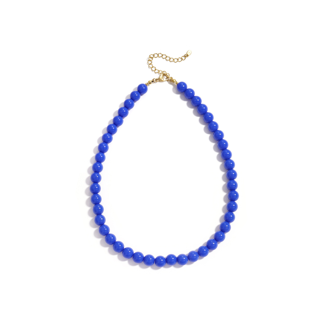 Hemelsblauwe kralenketting met ronde kralen en goudkleurige sluiting op witte achtergrond