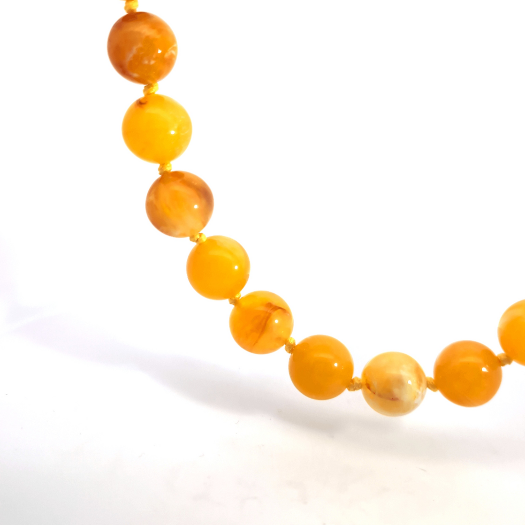 Geel gemarmerde grote kralen ketting