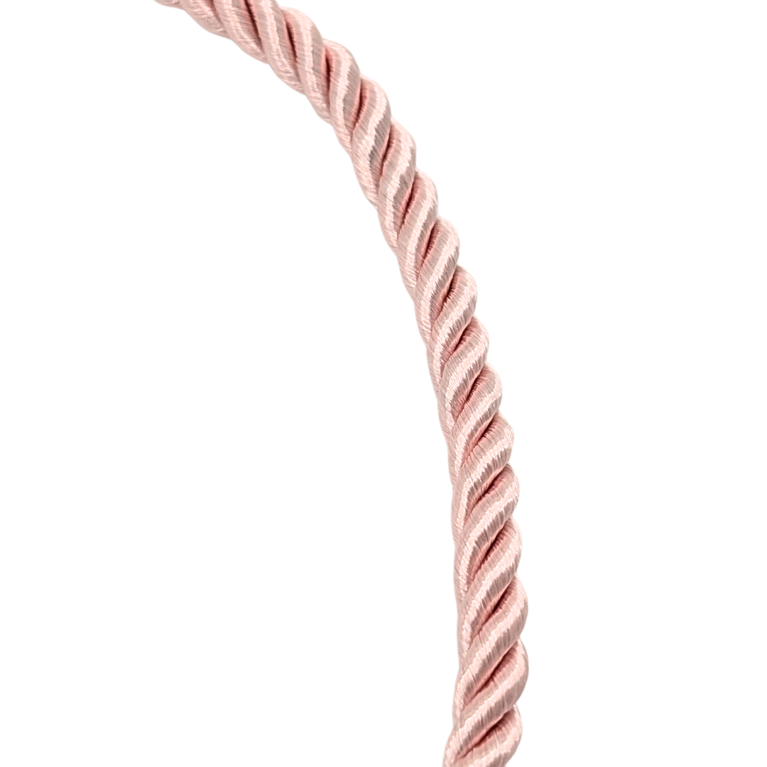 Detail van lichtroze rope ketting met gedraaide structuur
