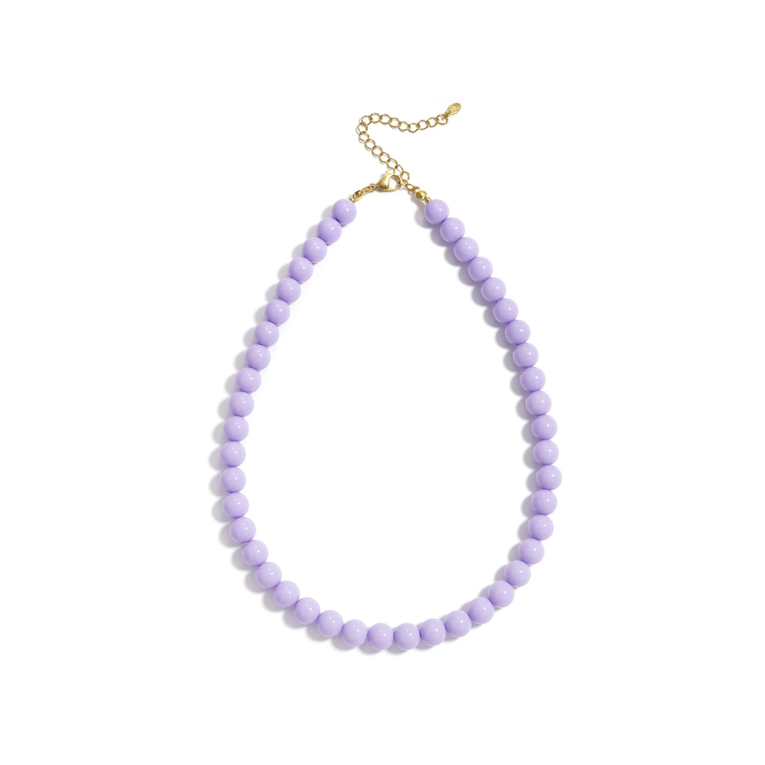 Lila kralenketting met ronde glanzende kralen en goudkleurige sluiting op witte achtergrond