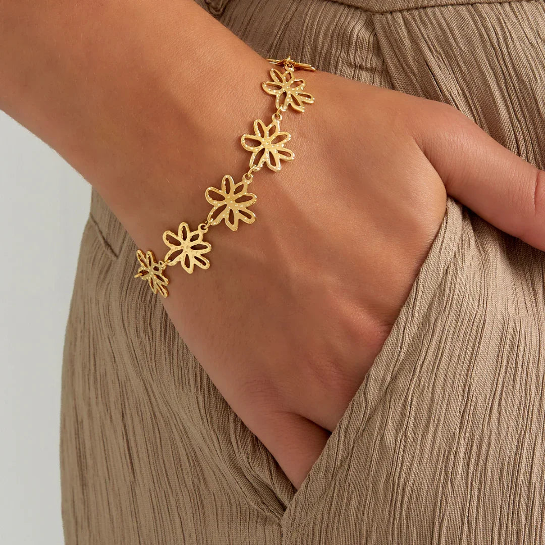 model met gouden armband bloemetjes