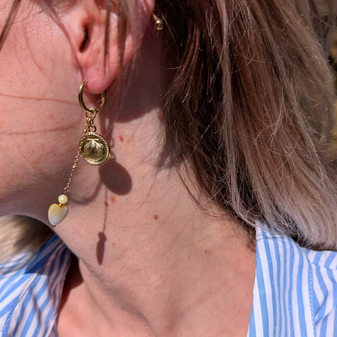 Gouden oorringetjes met schelp op munt wit geel hartje - Casa Jadel