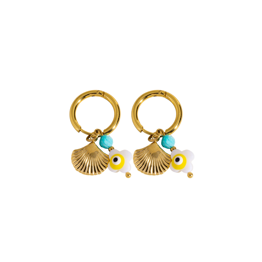 Gouden oorringetjes met schelp witte clover met geel oog