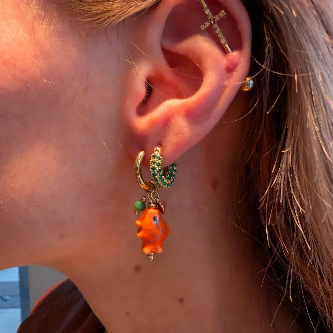 Gouden oorringetjes met oranje vis groen kraaltjes en hartje - Casa Jadel