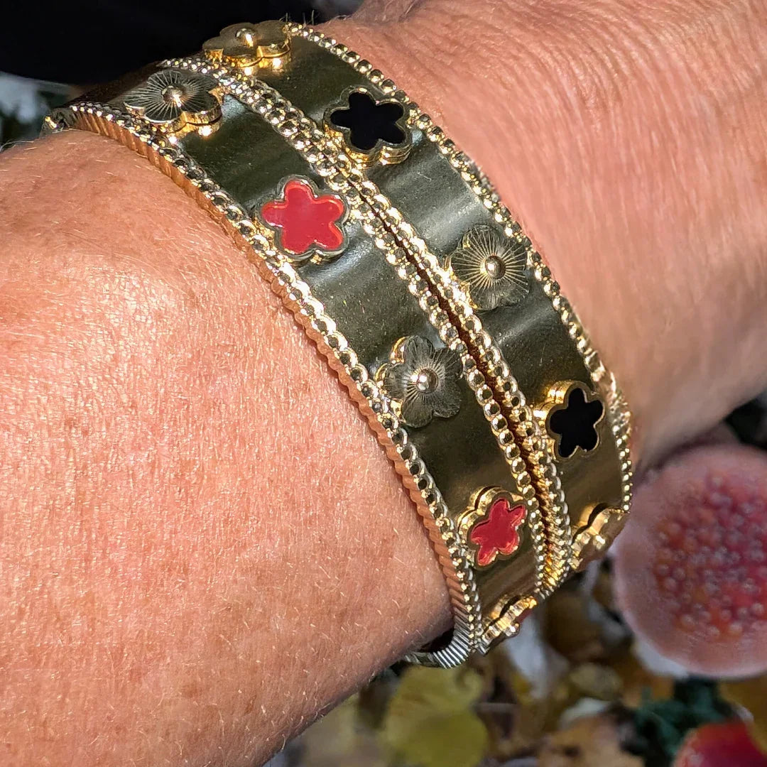 Bangle armband goud met bloemetjes donker rood - Casa Jadel