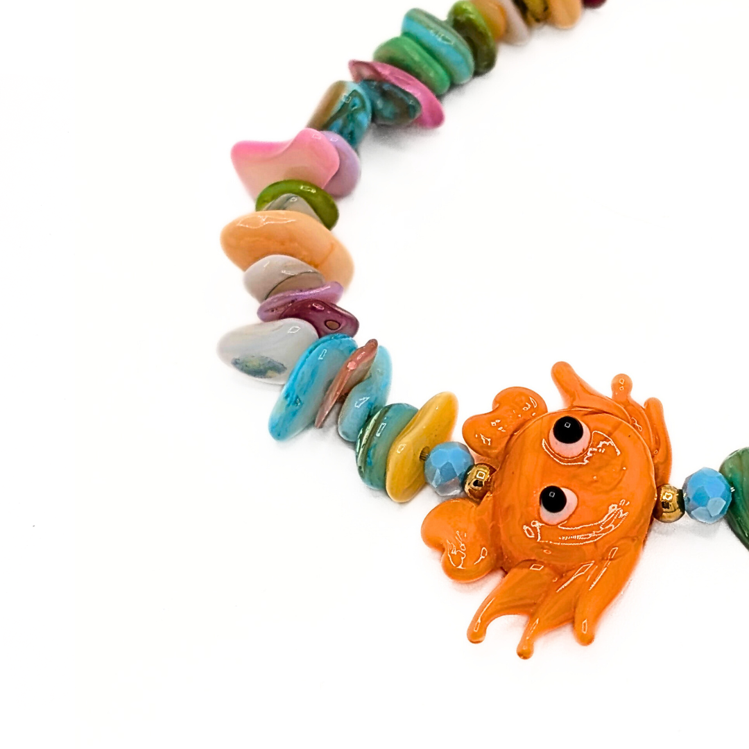 Schelpen kralenarmband met kleurrijke schelpkralen en oranje krab bedel detail