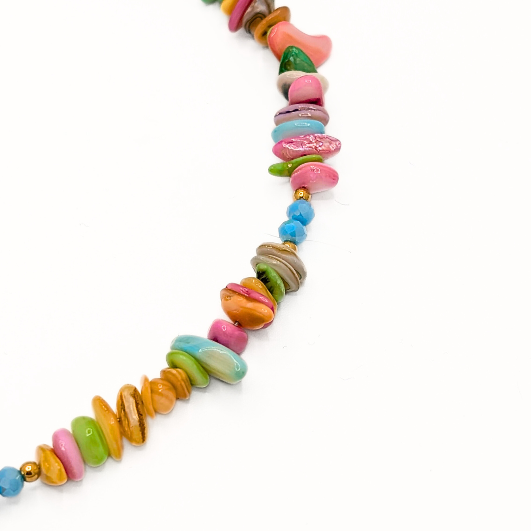 Multicolor schelpen kralenketting met gekleurde kralen en zomerse schelpjes.