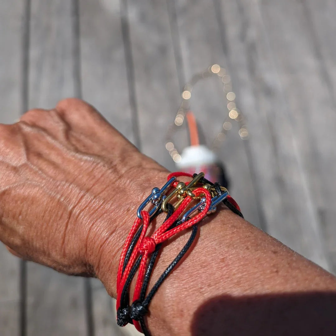 Rood koord armbandje met gouden dubbele bedels - Casa Jadel