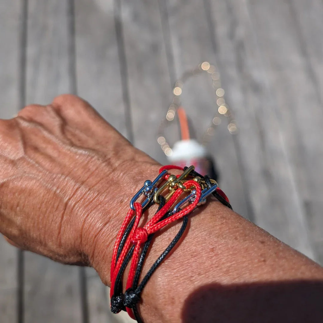 Rood koord armbandje met zilveren dubbele bedels - Casa Jadel