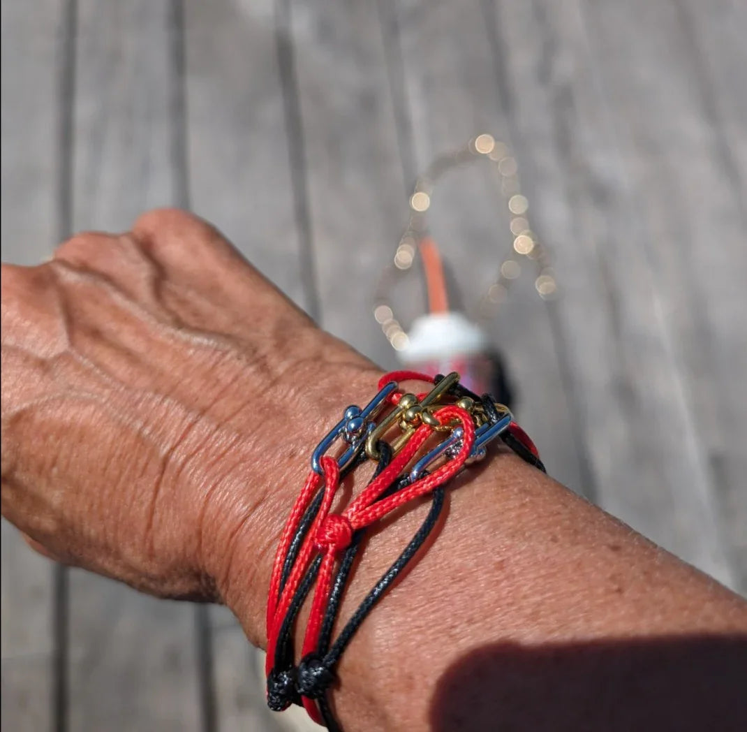 Zwart koord armbandje met gouden dubbele bedels - Casa Jadel