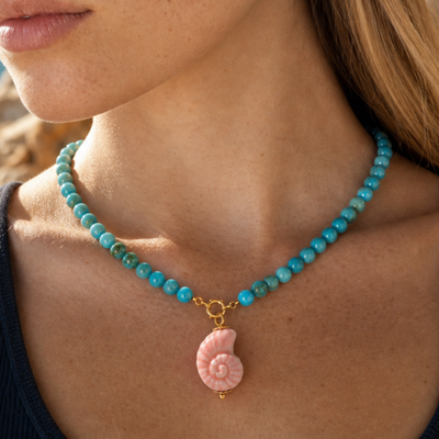 Turquoise kralenketting met roze schelp bedel