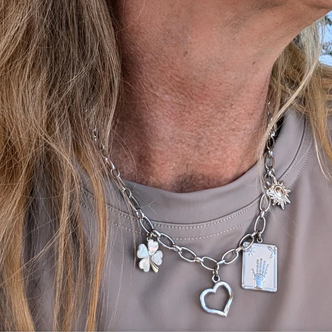 Schakel ketting zilver met 5 bedels witte raise your hand in het midden - Casa Jadel