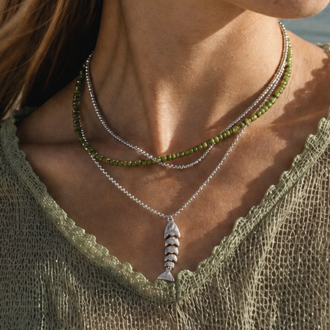 Casa Jadel groene kralen laagjes kettingen met zilveren vis bedel - handgemaakte sieraden