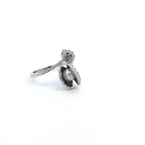 Ring met 2 schelpen en in iedere schelp een imitatie parel