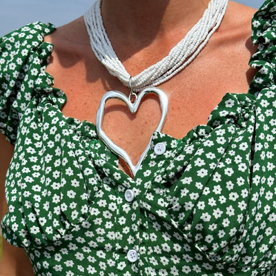 Multi ketting met kleine witte kraaltjes en groot zilveren hart
