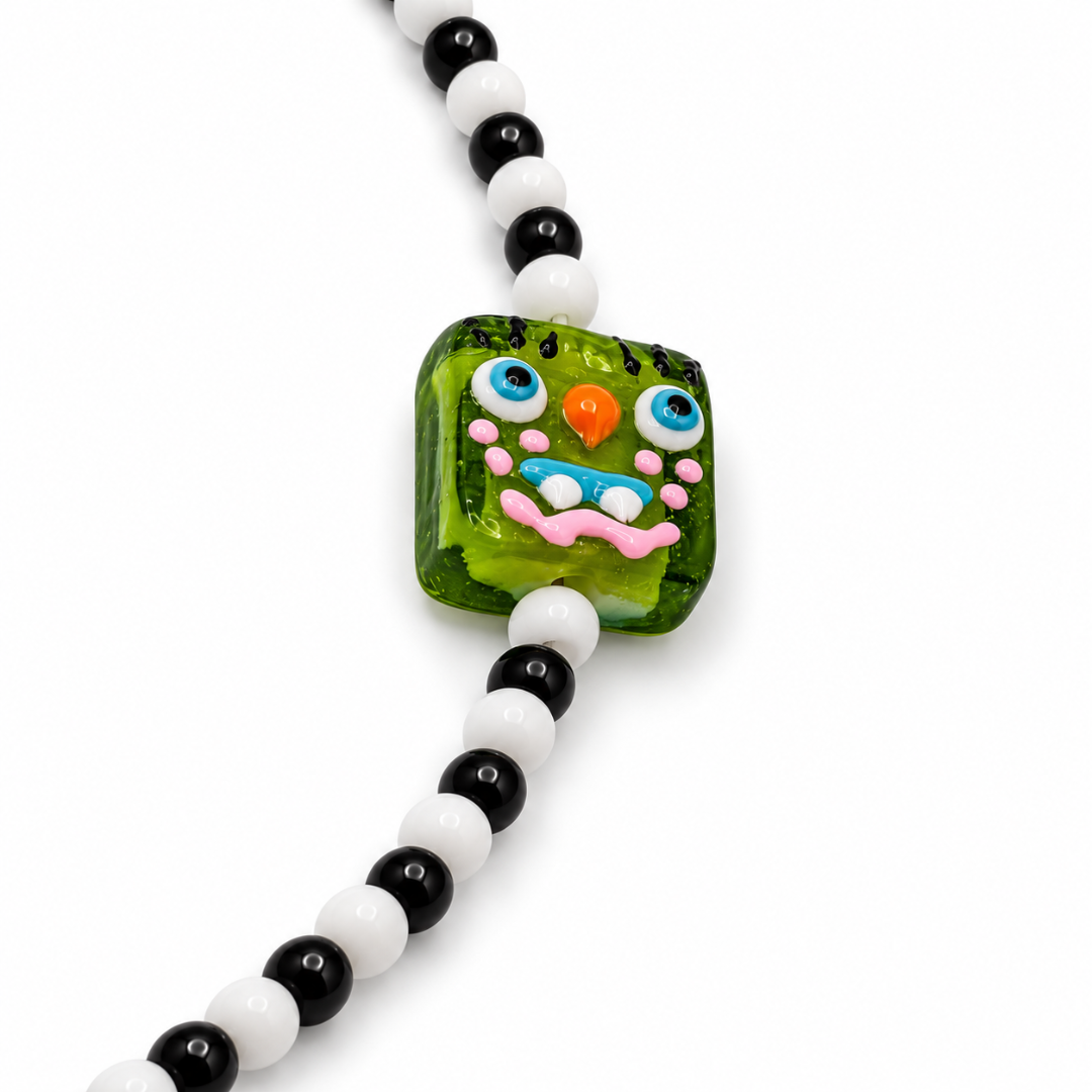 Zwart-witte kralenketting met glazen ananas