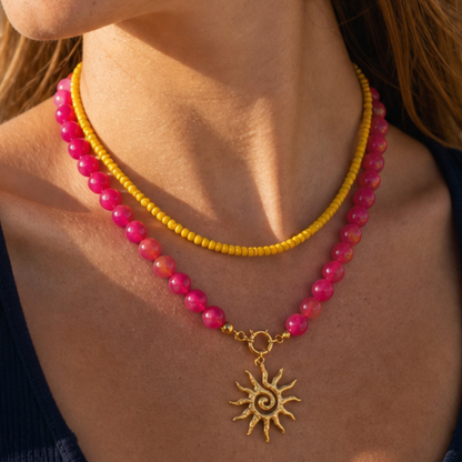 Fuchsia-gele kralenset met zon | twee kettingen en bedel