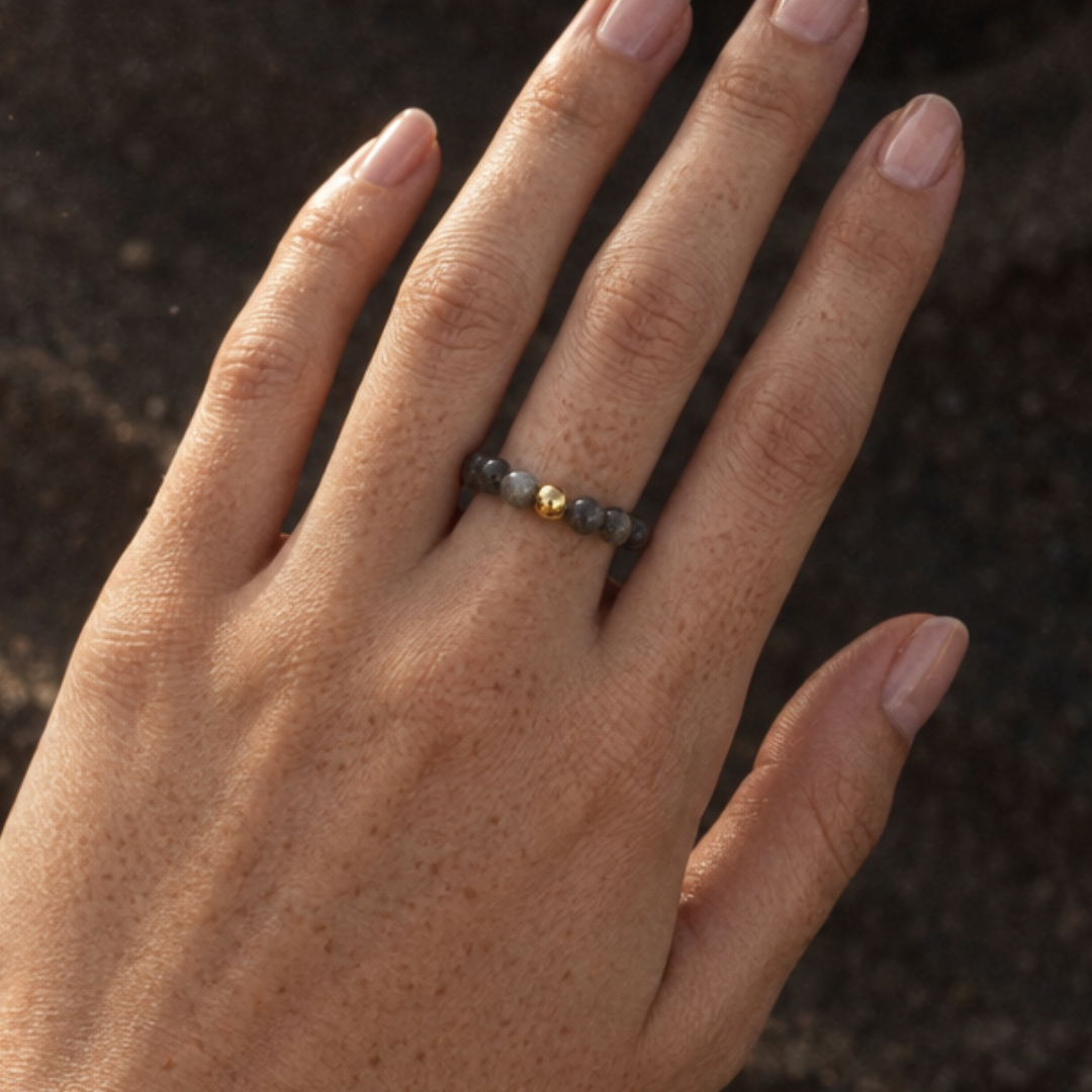 Dunne ring met facetkralen en gouden accentkraal om de vinger - Casa Jadel