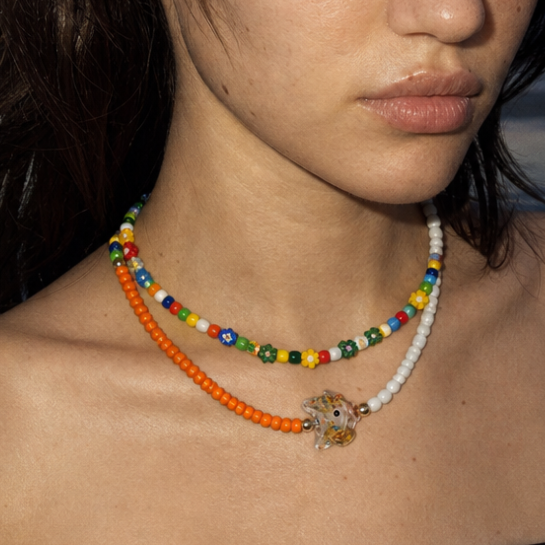 Kleurrijke oranje en multicolor kralenketting met charm bedel gedragen door model - Casa Jadel ketting