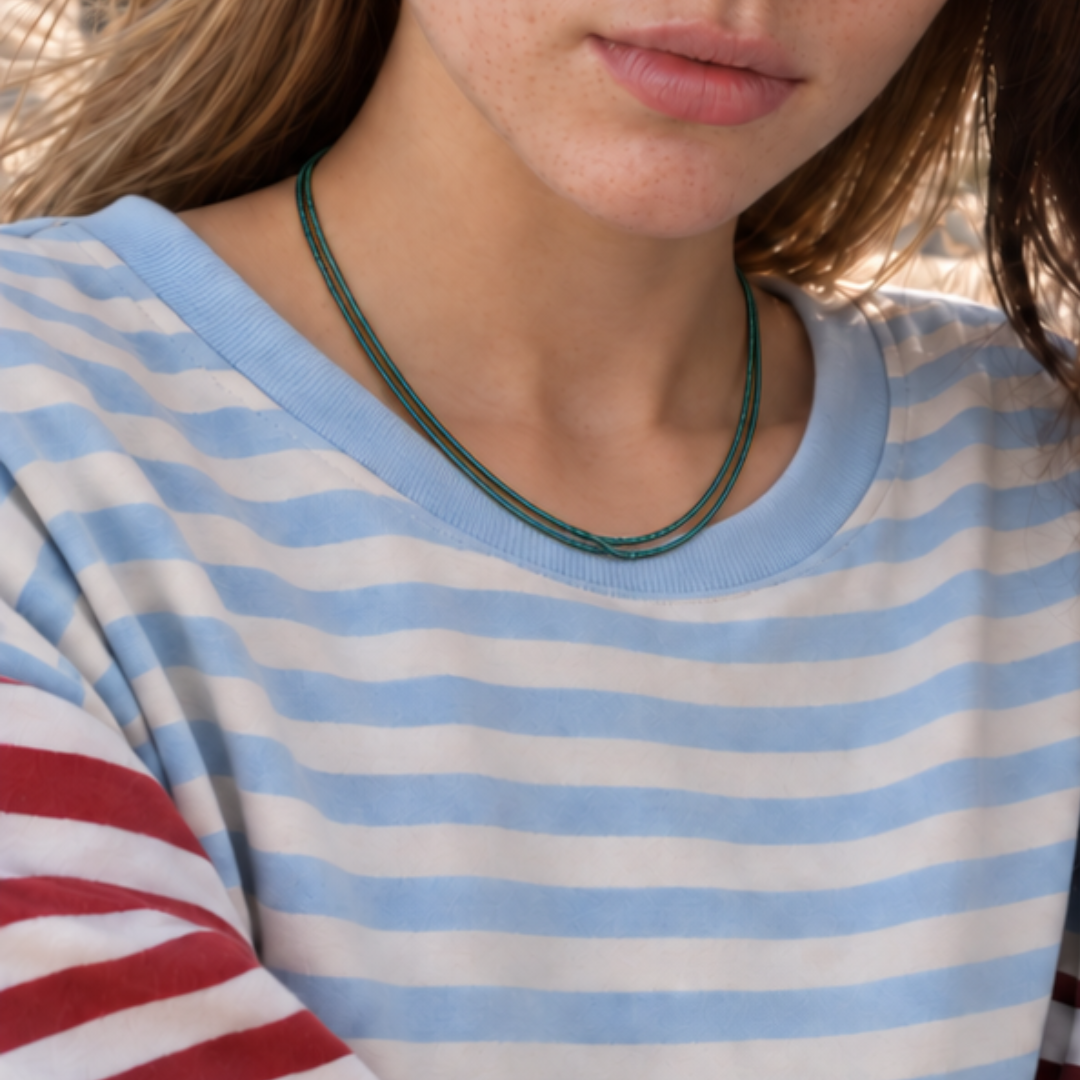 Groene metallic rope ketting trio - gedragen op een gestreept shirt - Casa Jadel