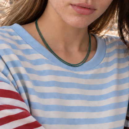 Groene metallic rope ketting trio - gedragen op een gestreept shirt - Casa Jadel