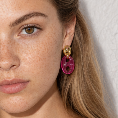 Gouden oorbellen met fuchsia  bean
