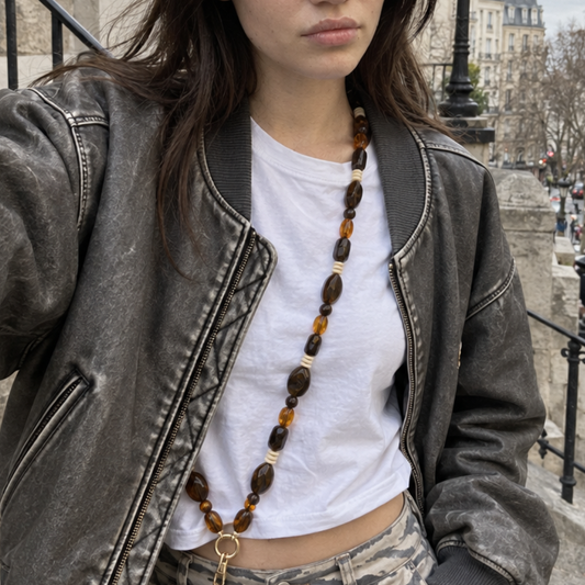Amberkleurige kralenketting met houten kralen gedragen over wit t-shirt - Casa Jadel