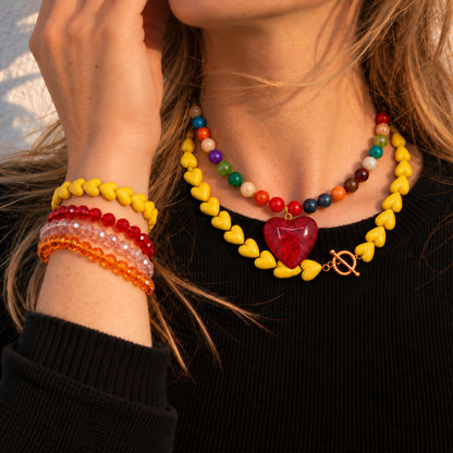 Kleurrijke kralenketting met rood hart