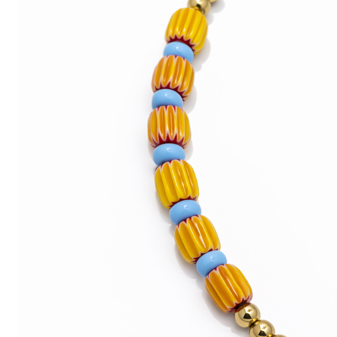 Gele kralenketting met vis bedel – pastel Ibiza ketting dames