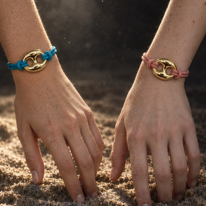 Blauwe rope armband met gouden bean - gedragen samen met zalmroze rope armband - Casa Jadel