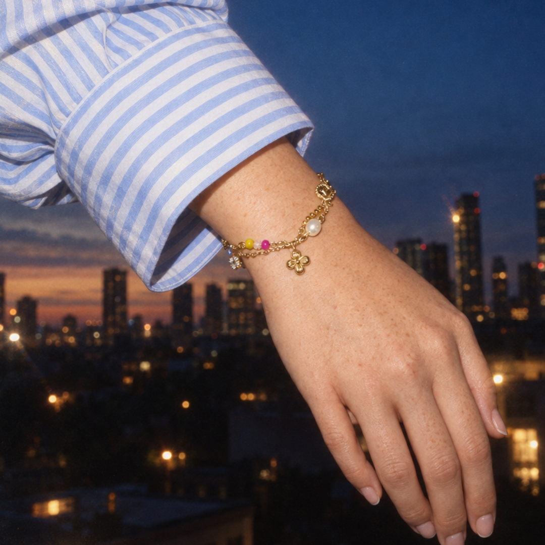 Gouden dubbele armband met bloem, parel en gekleurde kralen
