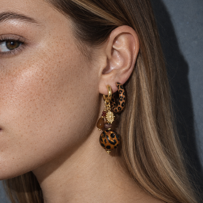 Gouden statement oorringen met amber panterprint kralen