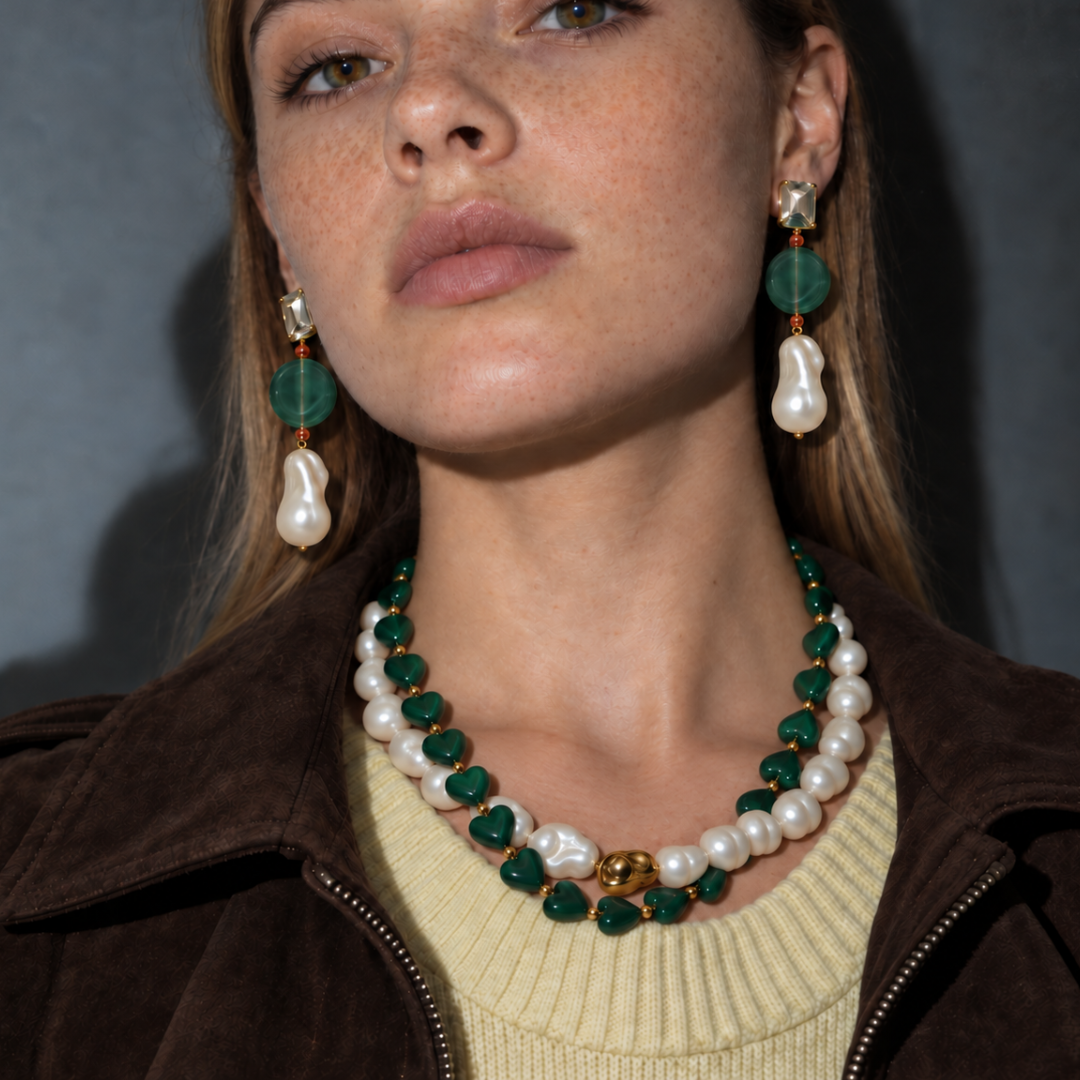 Groene oorhangers met barok parel - gedragen in het oor met bijpassende ketting - Casa Jadel