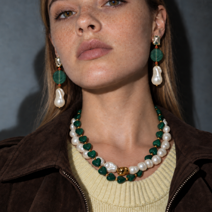 Groene oorhangers met barok parel - gedragen in het oor met bijpassende ketting - Casa Jadel