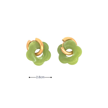 Gouden oorringetje met licht groene marble  bloem