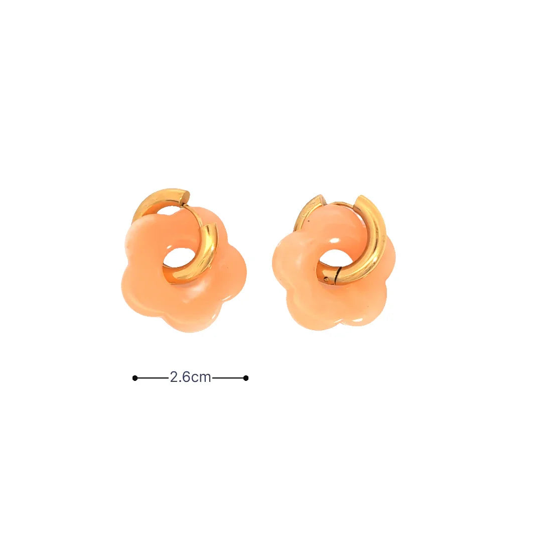 Gouden oorringetje met zalm roze marble  bloem