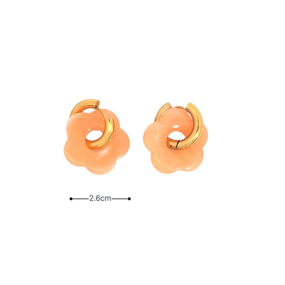 Gouden oorringetje met zalm roze marble  bloem