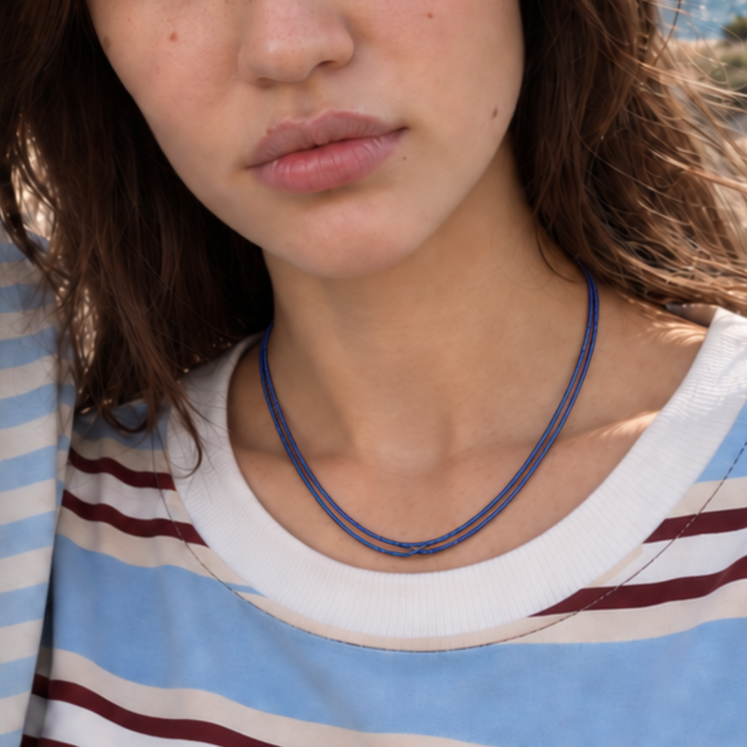 Blauwe metallic rope ketting trio - gedragen op een gestreept shirt - Casa Jadel