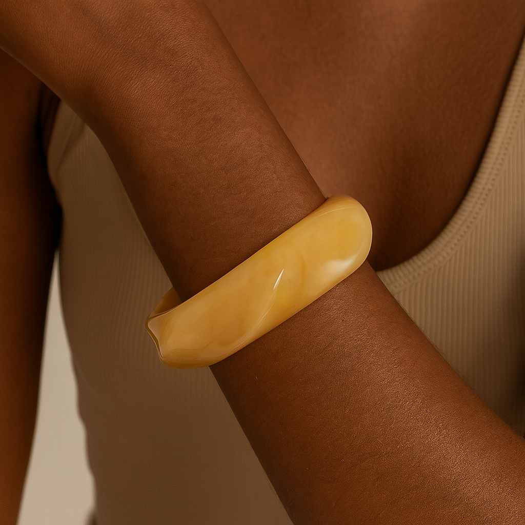 Brede boter gele gemarmerde bangle met draai