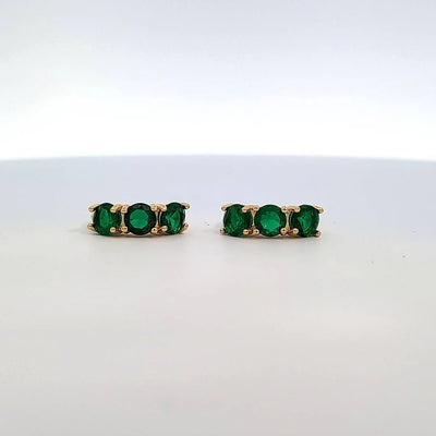 Kleine gouden oorringetje met 3 smaragdgroene kristallen