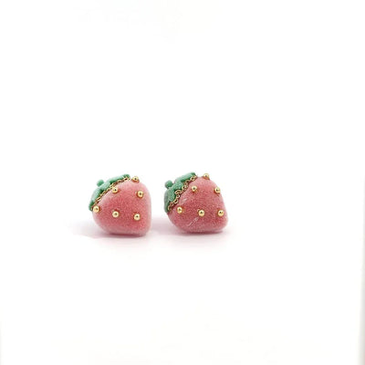 Oorknopjes roze rode aardbei met groene kroon en gouden kraaltjes