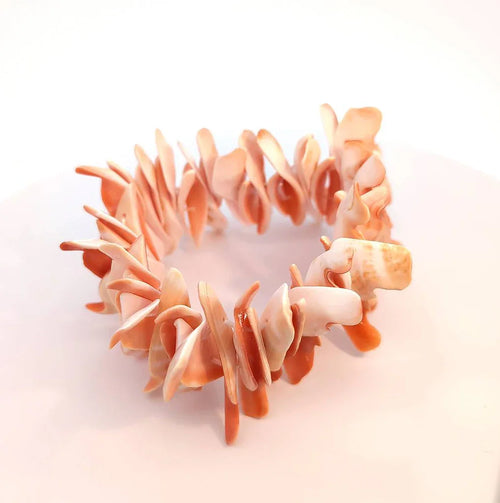 Brede stretch armband brede schelp stukjes in zalm kleur