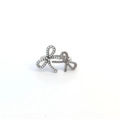 Ring met 2 strikjes  afgezet per imitatie pareltjes en strass
