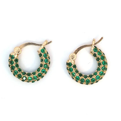 Kleine oorringetjes met smaragd groene strass steentjes