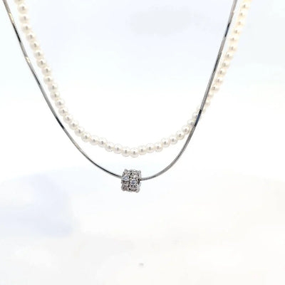 Zilveren dubbele ketting met parels en een bedel met strass
