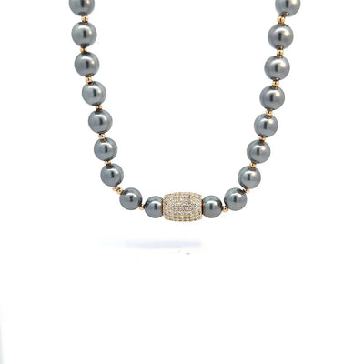 Zilvergrijze parel ketting afgewisseld met goudkleurige kraaltjes en een bedel met strass