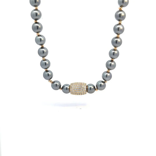 Zilvergrijze parel ketting afgewisseld met goudkleurige kraaltjes en een bedel met strass