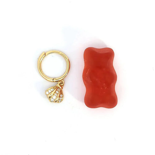 Kleine gouden oorringetjes met een schelpje met strass