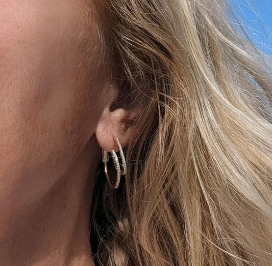 Oorringen goud met draai afgezet met strass - Casa Jadel